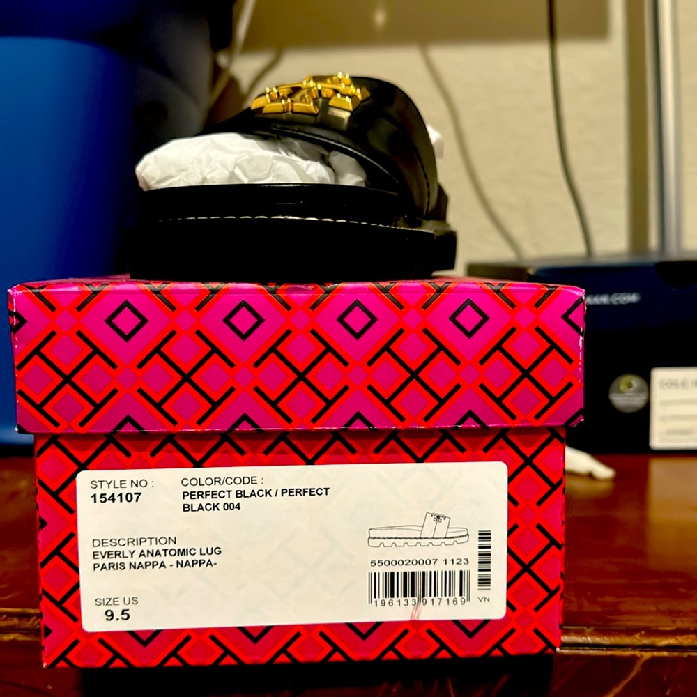 Tory Burch size 9.5 black Everly Anatomic Lug Paris Nappa.
